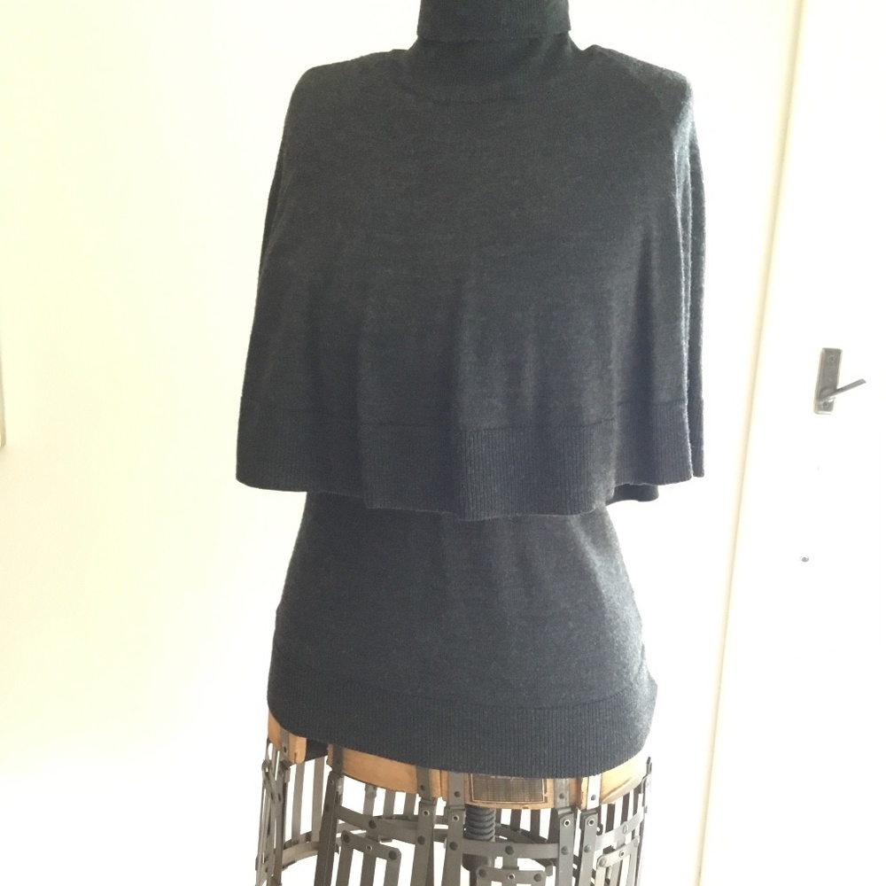Short sleeve dark gray sweater